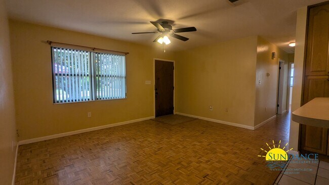 Foto del edificio - Centrally located home with MUST SEE Flori...