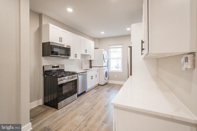 Building Photo - 833 N Markoe St
