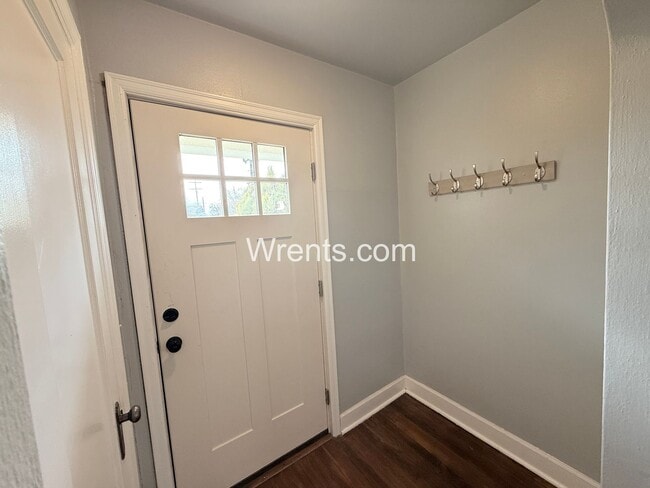 Foto del edificio - 5 bed 2.5 bath home