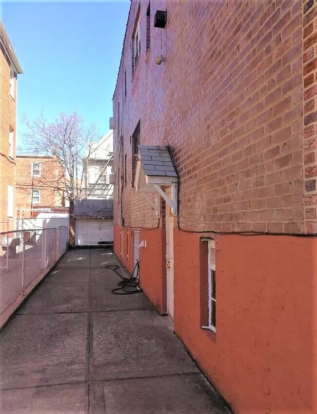 Building Photo - 2156 84th St