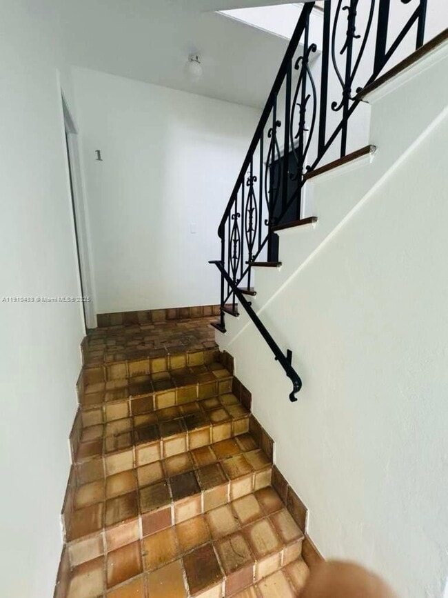 Building Photo - 315 W 28th St