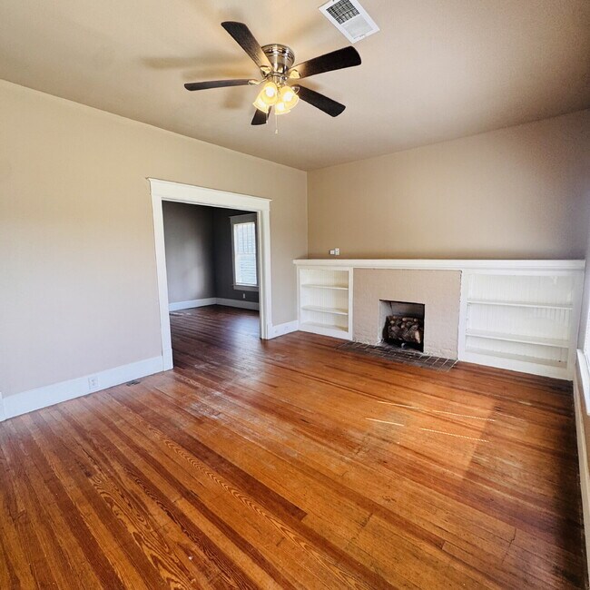 Foto del edificio - "Charming 3-Bedroom Port Arthur Home with Warm Hardwood Floors – 1237 Sq Ft of Comfort!"