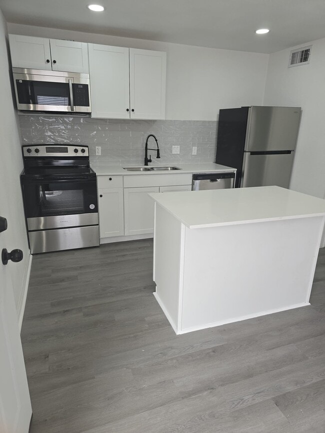 Building Photo - 7900 Brookriver Dr
