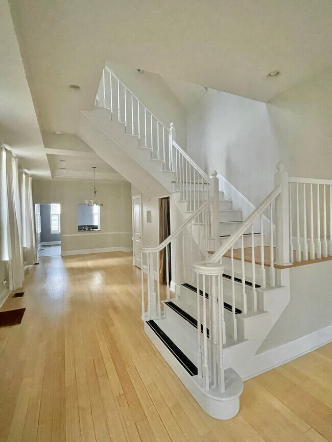Building Photo - 208 Oak St