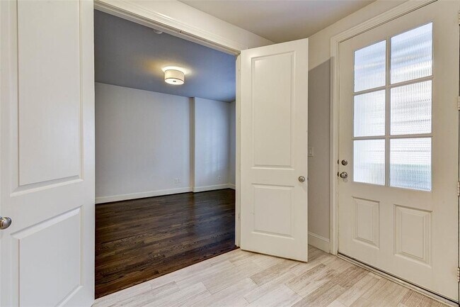 Foto del edificio - 2705 Cohn Garden Ln