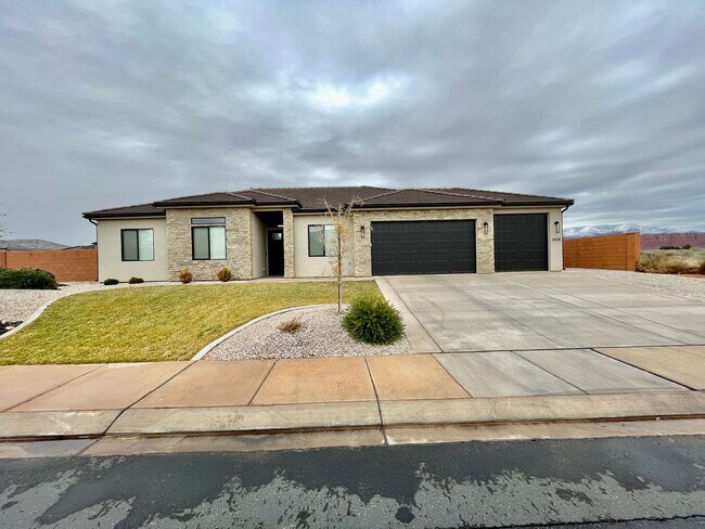 Foto del edificio - Lovely Four-Bedroom in Ivins with 3-Car Garage and Small RV parking Has Lots of Upgrades