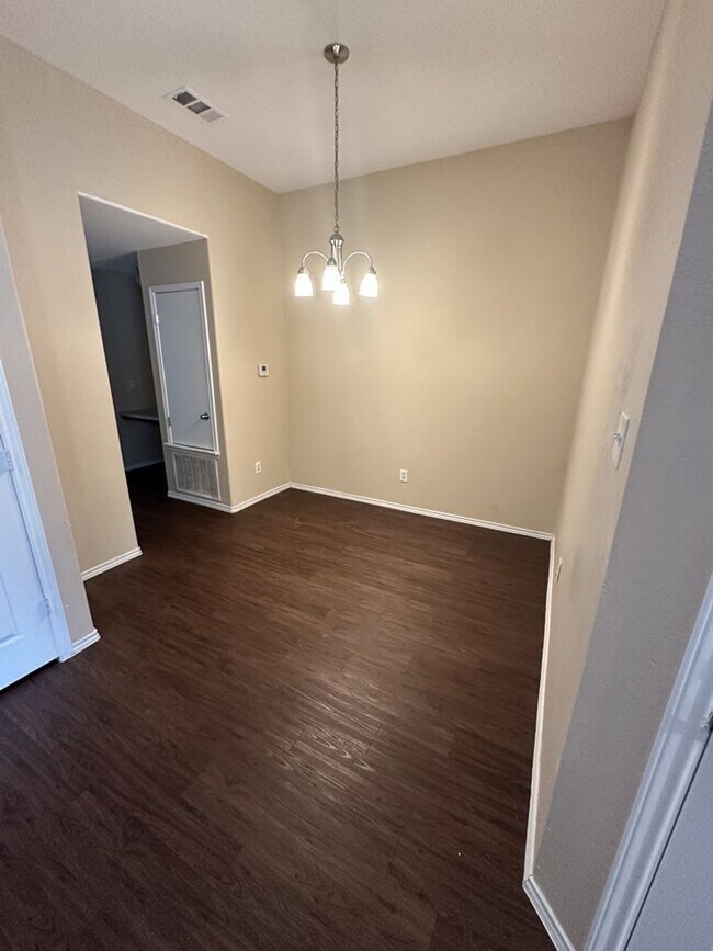 Foto del edificio - AVAILABLE SOON! *MORE PHOTOS COMING SOON*