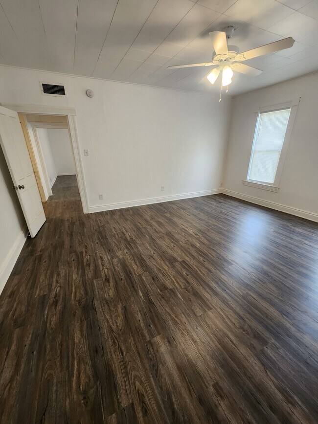 Dormitorio 1 (17x14) - 243 W Brady St