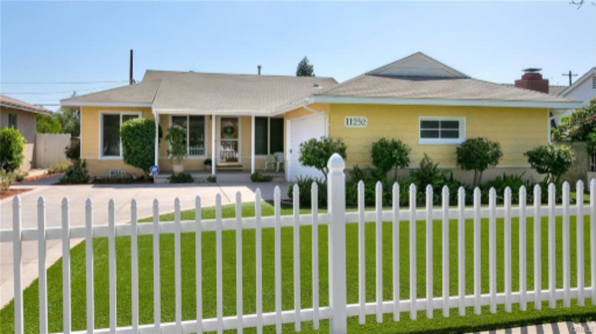 Foto principal - 11252 Delano St