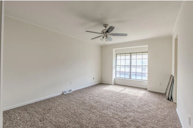 Building Photo - 3 Bed 2.5 Bath Condo