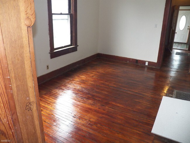 Building Photo - 3 br, 1 bath Duplex - 337 E 4th St Apt A (...