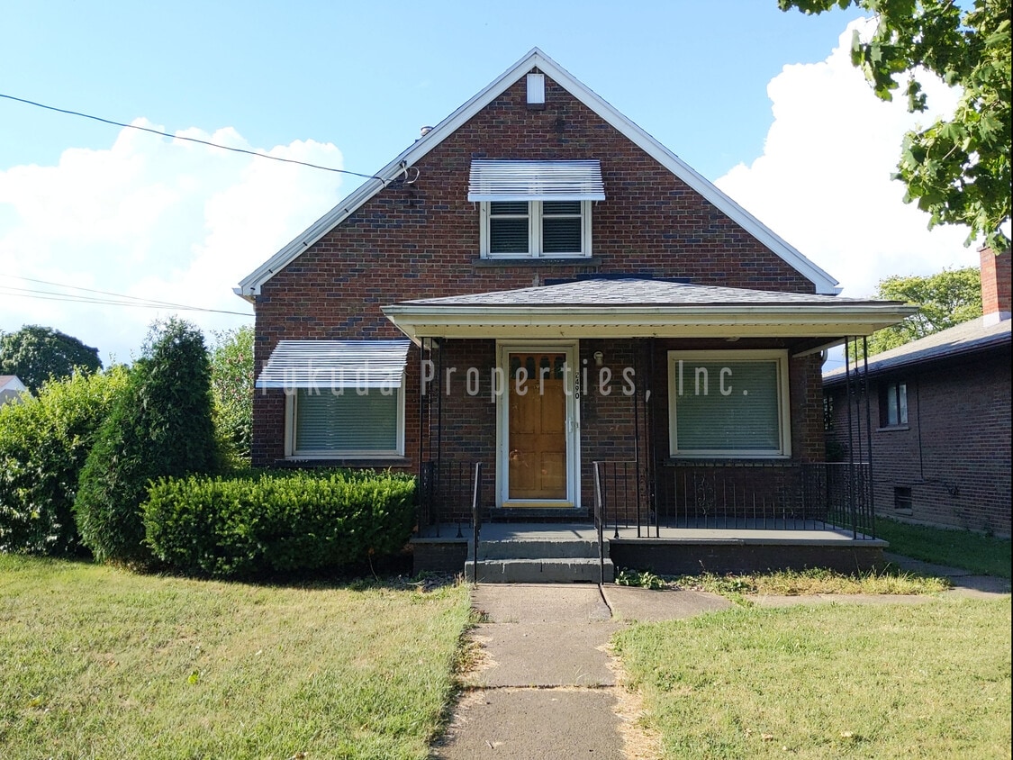 Beautiful home on a quiet street! - 2490 Forest Ave