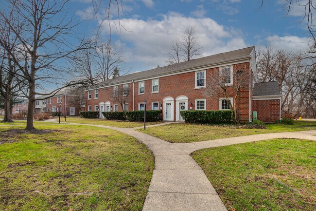 Building Photo - 1423 Pebblecreek Dr