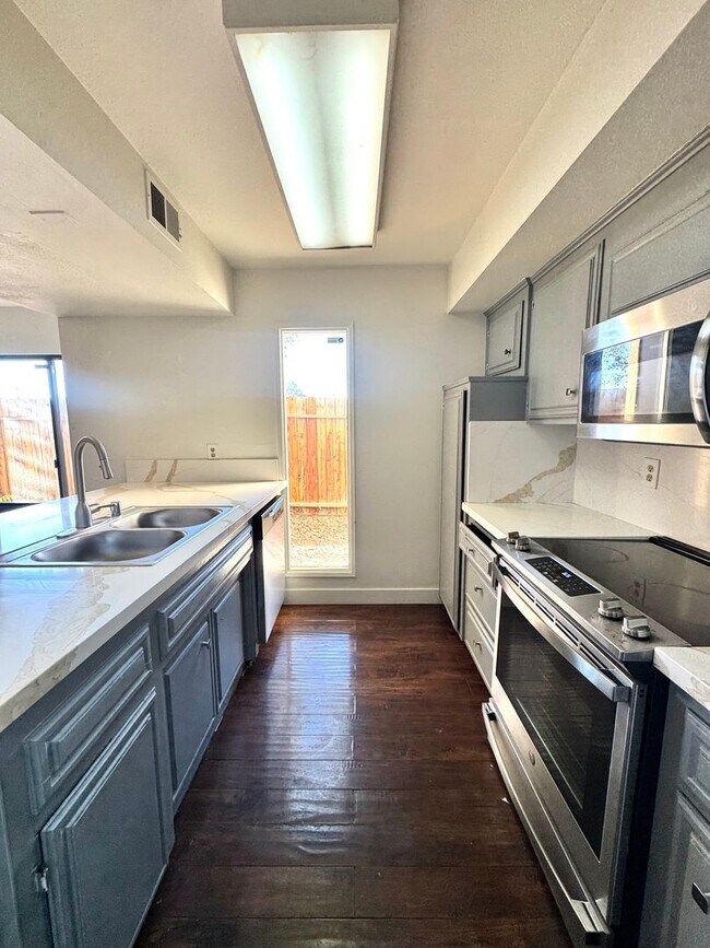 Foto del edificio - Beautiful Condo For Rent
