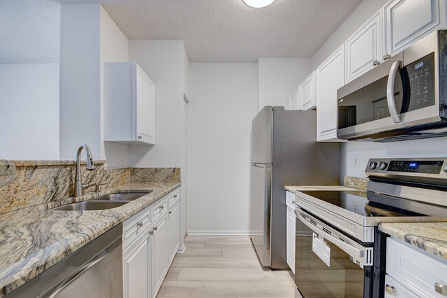 Building Photo - 630 S Sapodilla Ave