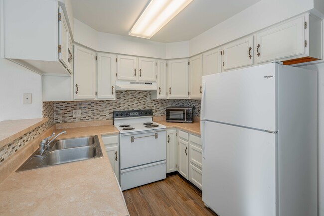 Kitchen - 1130 Milo Cir