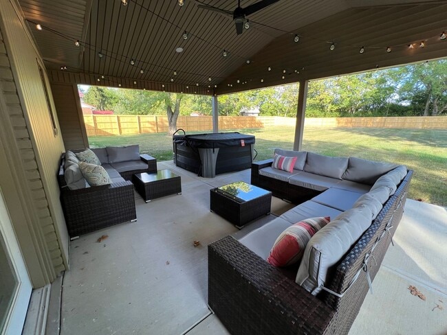 Building Photo - Fully Furnished Short Term Rental Home in ...