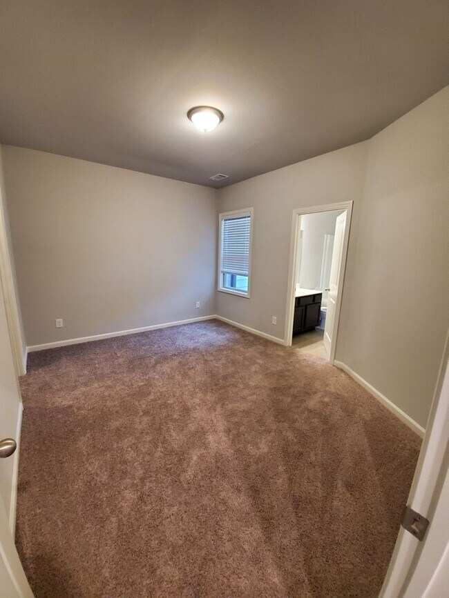 Foto del edificio - Charming 3-Bedroom Townhome with Stylish F...