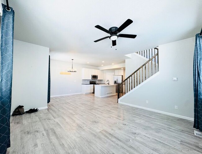 Building Photo - Beautiful 3 bedroom 3.5 bath Townhome Minu...