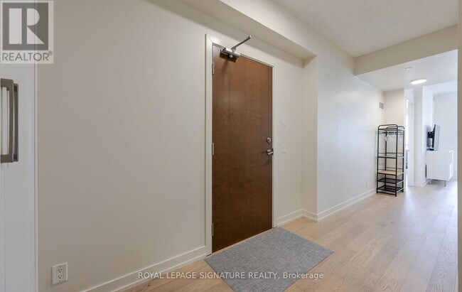 Photo du bâtiment - 2212 Lake Shore Blvd W