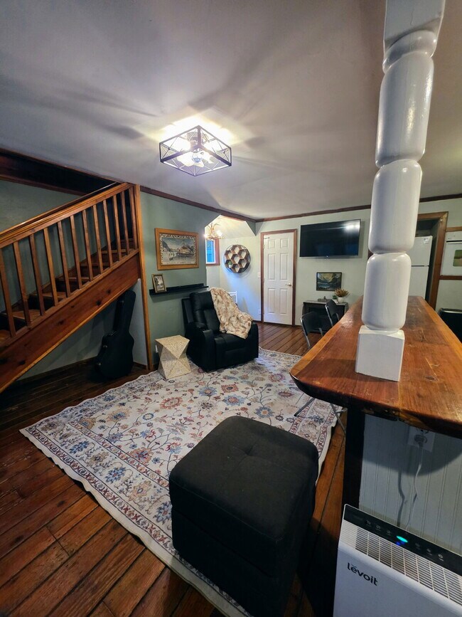 Foto del edificio - The Carriage House – Furnished Two Bedroom + Office/Reading  ALL utilities Included