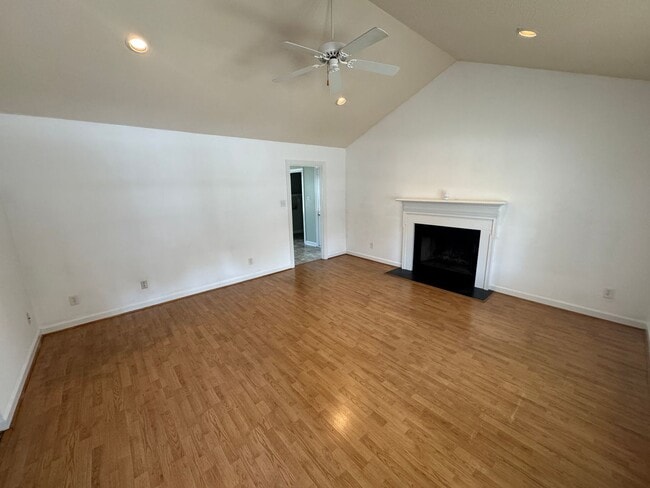 Building Photo - 3 bedroom house
