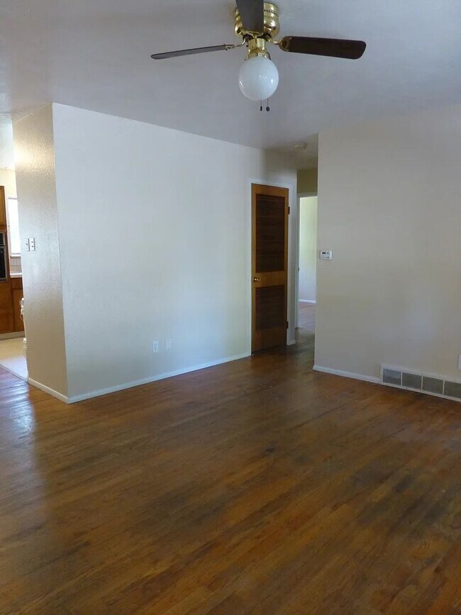 Building Photo - 2-Bed/1-Bath Home in Duplex on Quiet Street