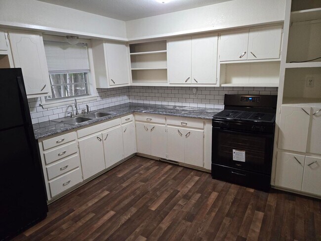 Foto del edificio - How amazing is this 3 BR 1 BTH home? You'll have to come visit us to find out!