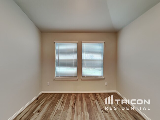 Foto del edificio - 13685 Paxton Blvd