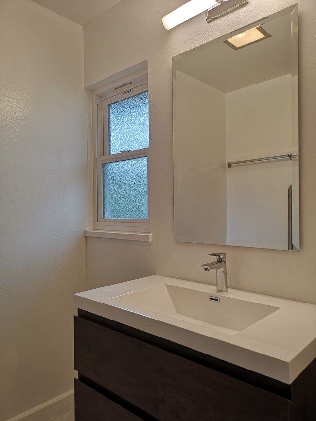 Building Photo - 3843 Sullivan Dr