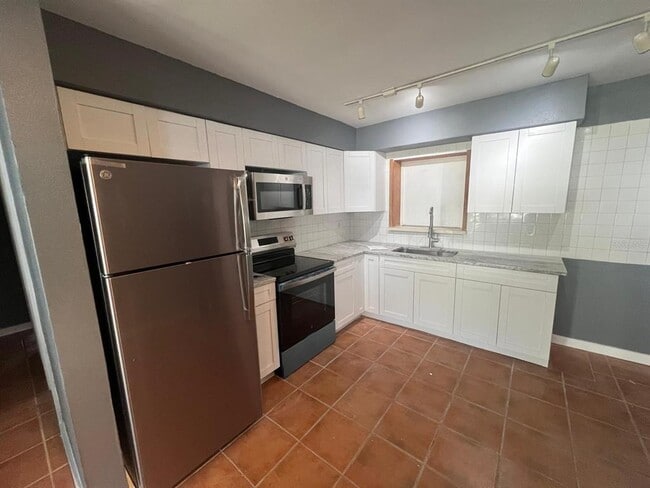 Foto del edificio - 300 83rd Ave N