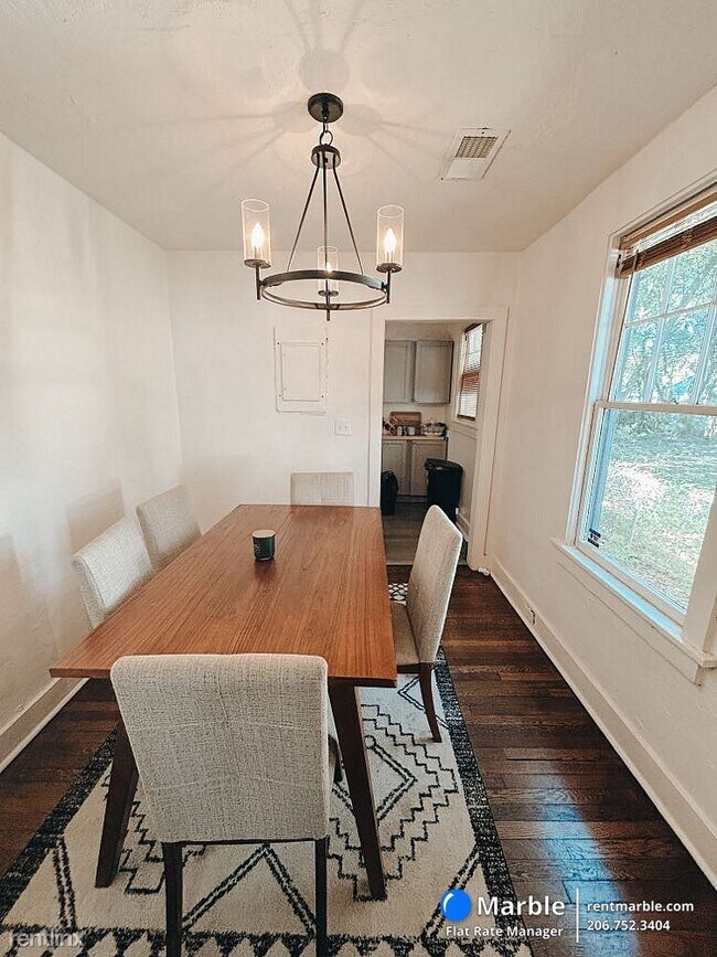Building Photo - 3 br, 1 bath House - 2720 E Surrey Dr