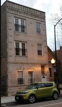 Building Photo - 840 N Damen Ave