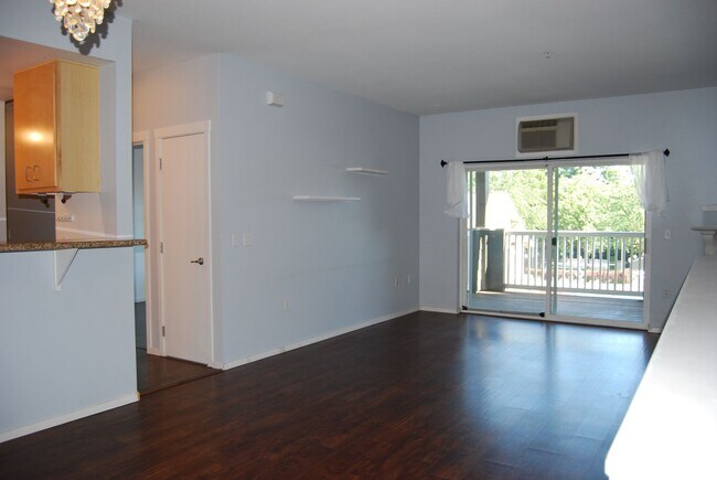 Foto del edificio - Cozy 2 Bed 2 Bath Condo w/ Lots of Natural...