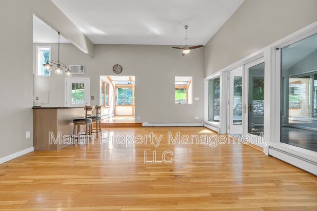 Building Photo - 606A Springs Rd