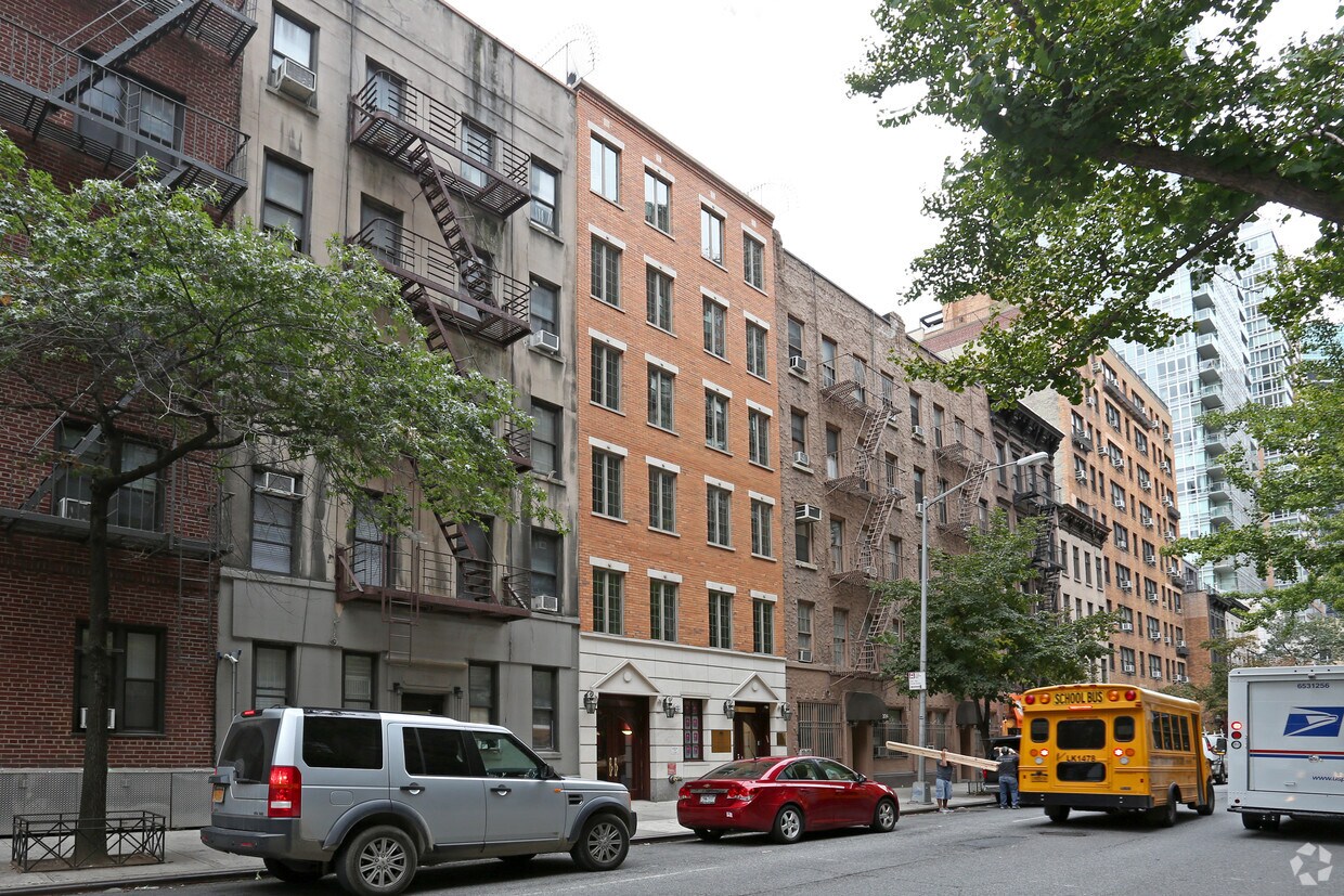 Building Photo - 336 E 53rd St