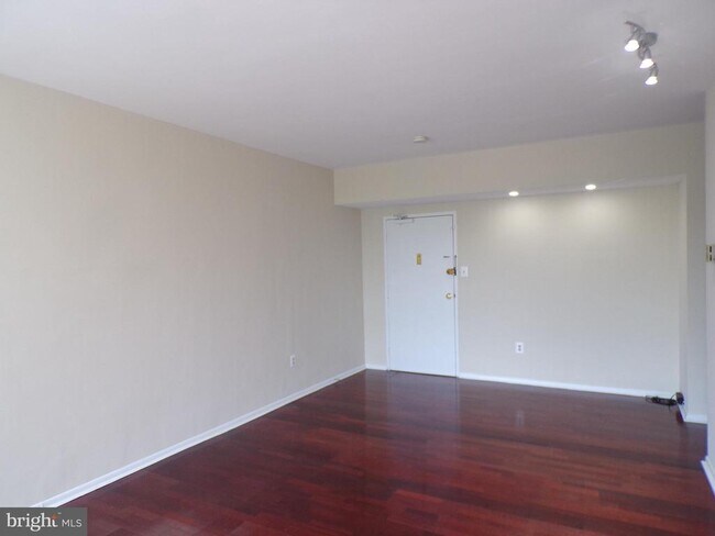 Foto del edificio - 4390 Lorcom Ln