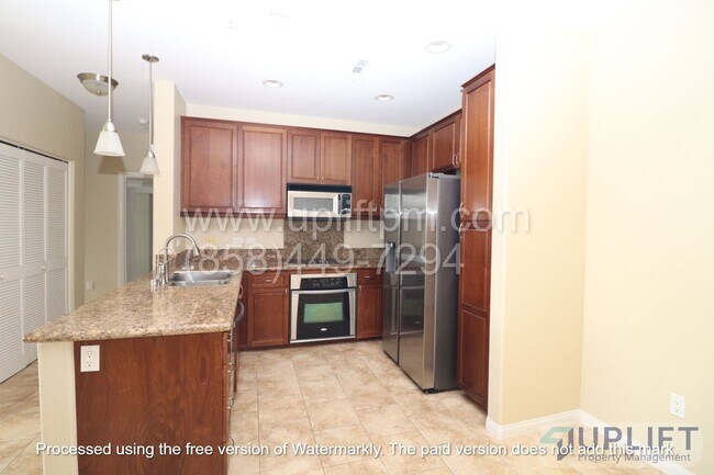Building Photo - Large 2 Bedroom 2 Bathroom Condo in Betwee...