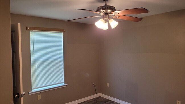 Building Photo - 517 Lizardi St