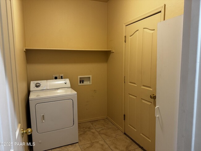 Building Photo - 6830 E Sandhurst Dr