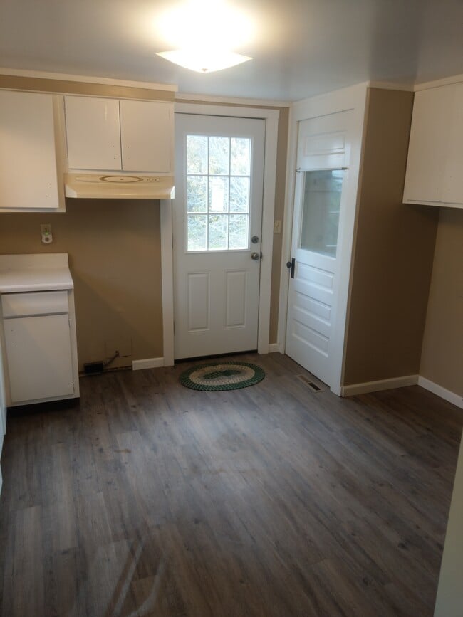 Building Photo - 608 W Church St