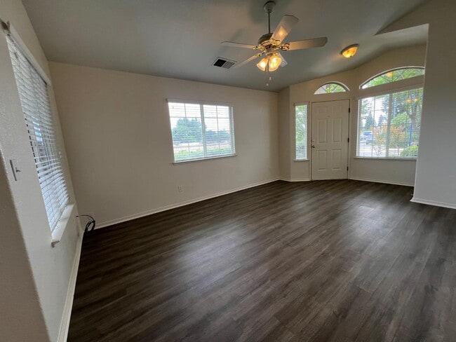 Building Photo - 995 Vineyard Way