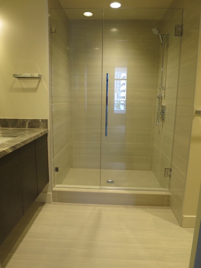 Building Photo - Downtown Seattle-Insignia condo 2 bed/1.75bath, W/S/G/Gas included + 1 free parking.