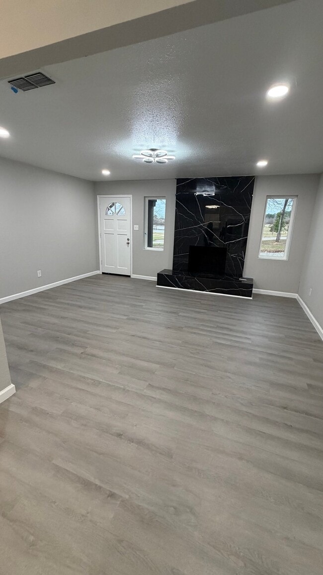 Building Photo - 611 Sand Ave