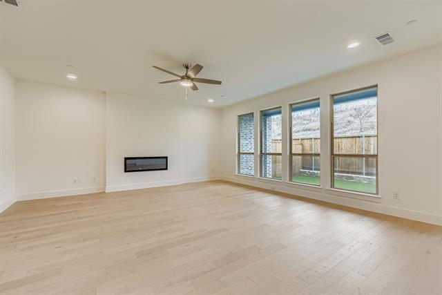 Foto del edificio - 3529 Kings Ct Dr