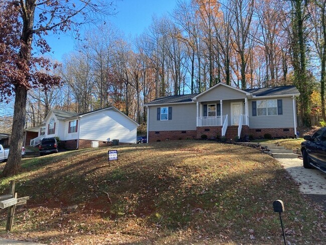 Building Photo - Charming 3 Bedroom Ranch Style Home