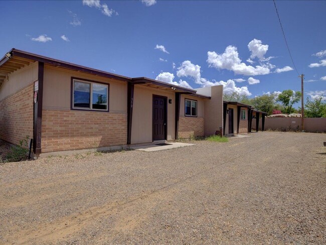 Foto del edificio - Charming & Spacious 2-Bedroom Home with Modern Upgrades!