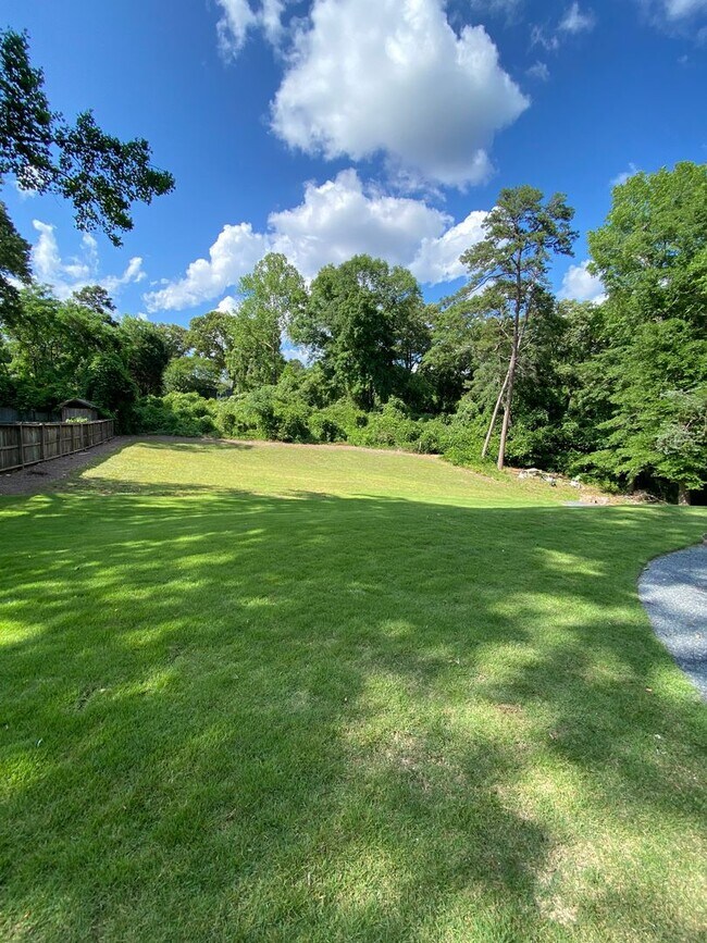 Building Photo - 1011 Lakeview Dr