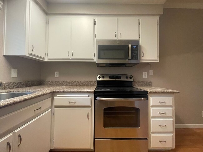 Foto del edificio - Remodeled 2 Bedroom 2 Bath Condo in Park-like Cedar Gables Community!