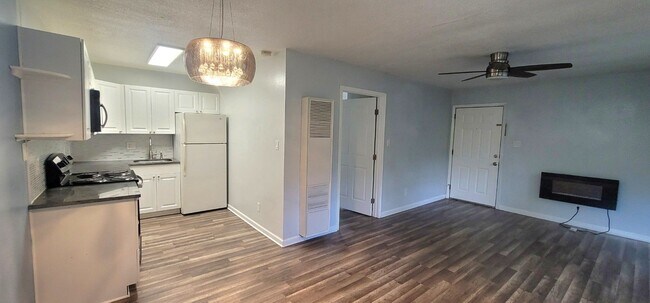 Building Photo - RENOVATED 1/1 w/ Deck, Washer/Dryer, & Granite Counters in Walkable Midtown Area! Available Augus...